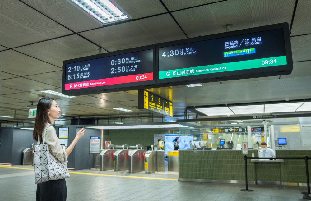 達擎TARTAN顯示器的特殊長條型比例非常適合空間與高度有限的大眾運輸場域應用，具備工業等級高品質、高亮度、高解析與高色彩飽和度等優勢，打造都會智能車站新風貌。