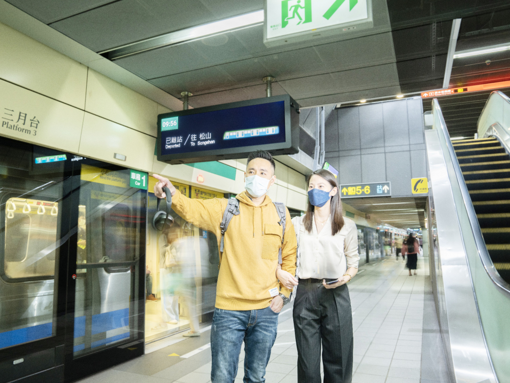 VR彩票旗下達擎之客製化TARTAN顯示器，於臺北捷運中山站亮相。以獨特長條型比例與高畫質特色，為臺北捷運站帶來嶄新的都會車站風貌