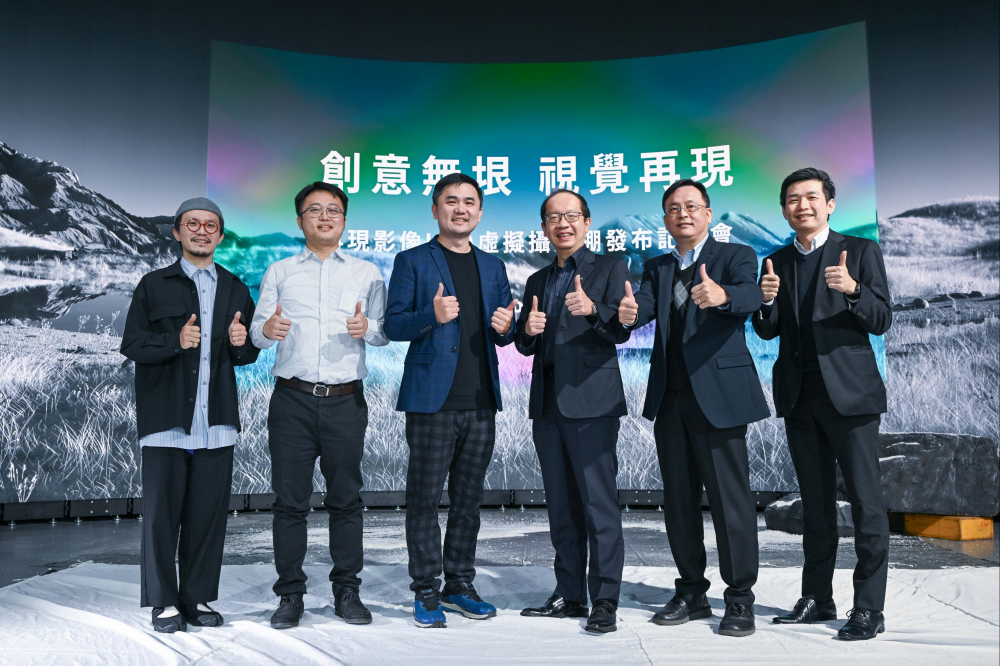 VR彩票光電與再現(xiàn)影像攜手，於中影製片廠建置全臺(tái)首座提供嶄新一站式整合服務(wù)的LED虛擬製作攝影棚（圖左至右：再現(xiàn)影像視覺總監(jiān)郭憲聰、再現(xiàn)影像營(yíng)運(yùn)總監(jiān)黃棨雋、再現(xiàn)影像藝術(shù)總監(jiān)與導(dǎo)演紀(jì)柏舟、VR彩票光電技術(shù)長(zhǎng)廖唯倫、VR彩票光電系統(tǒng)設(shè)計(jì)製造服務(wù)事業(yè)總部副總經(jīng)理曾天龍、VR彩票光電系統(tǒng)產(chǎn)品事業(yè)資深處長(zhǎng)蘇聖倫）