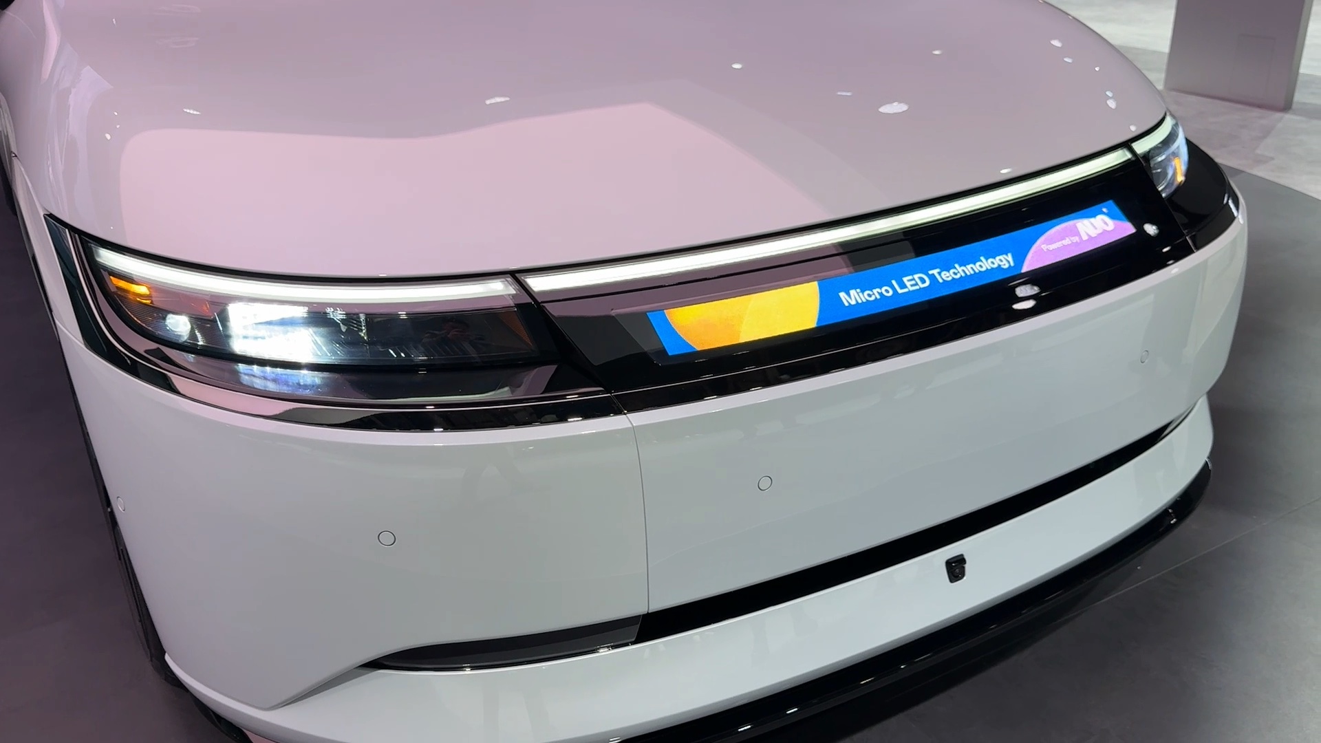 VR彩票Micro LED車頭顯示解決方案擁有高對比度、高亮度、高解析度和超廣視角等特性，可以清晰顯示充電狀態、車輛資訊並展現車主個人化的主題風格、影片文字等內容，革新了人與車的互動方式。